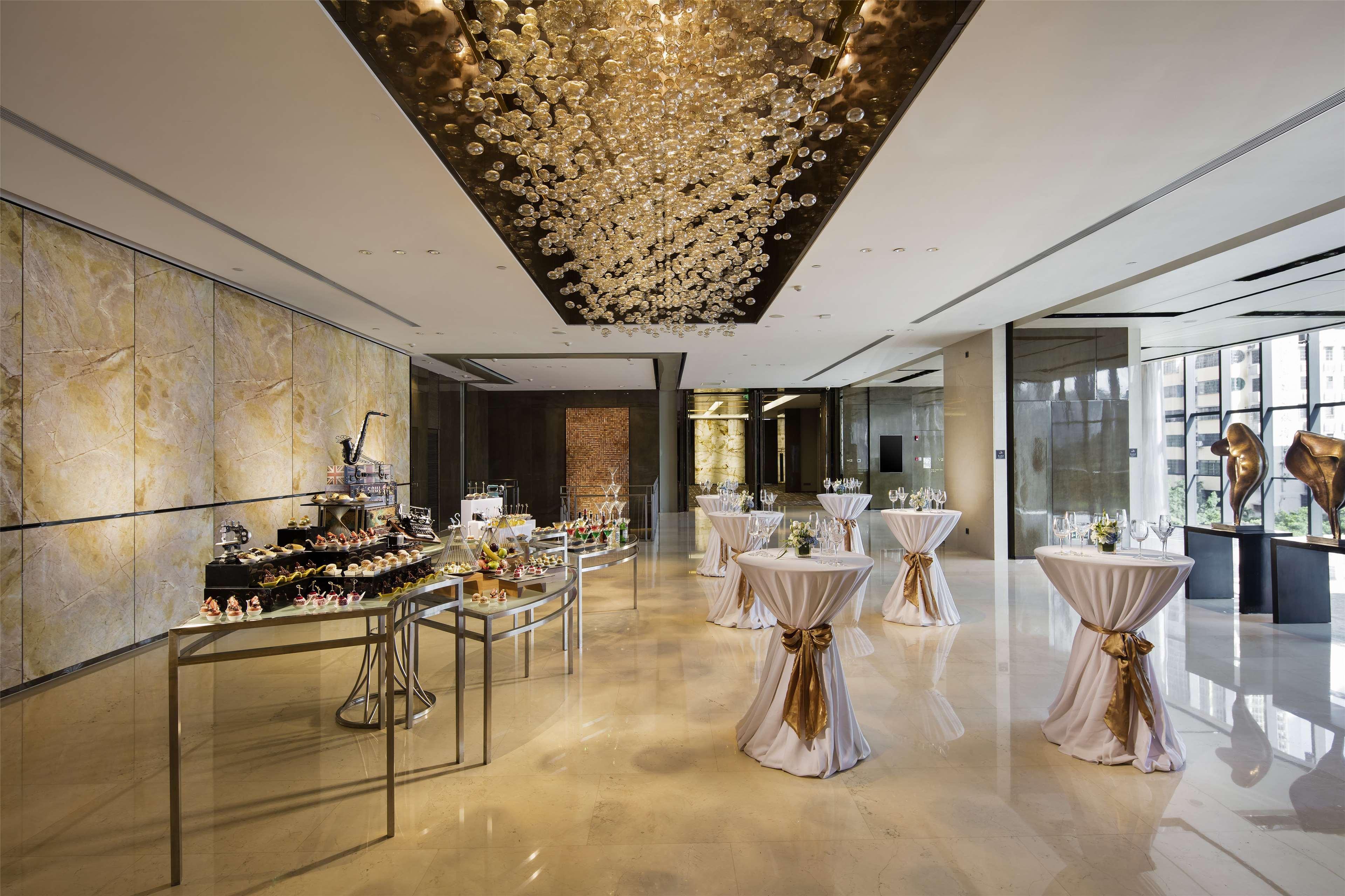 Hilton Guangzhou Tianhe - Free Shuttle Bus And Registration Counter Available During Canton Fair Period Exteriör bild The lobby