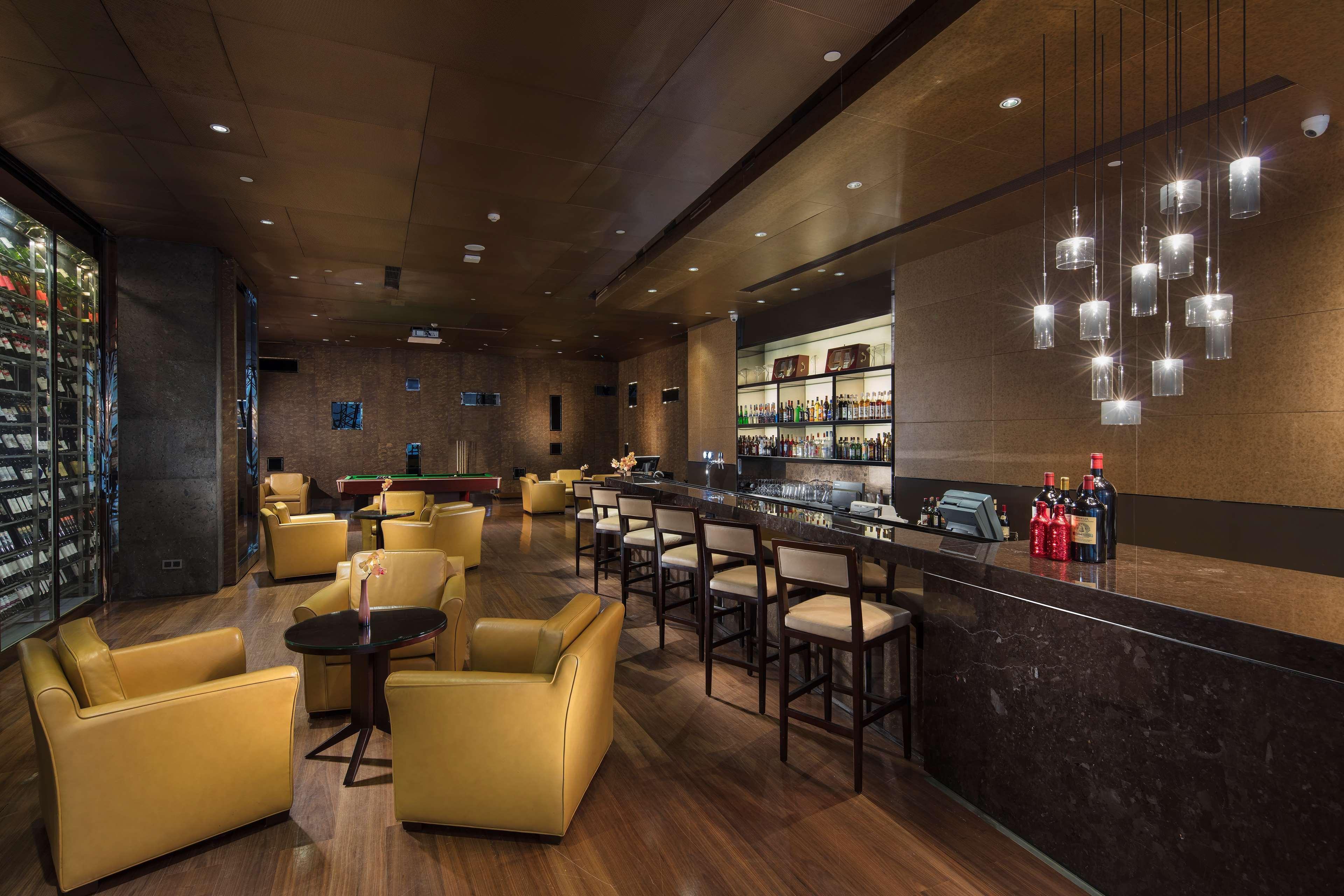Hilton Guangzhou Tianhe - Free Shuttle Bus And Registration Counter Available During Canton Fair Period Exteriör bild The bar at the lounge