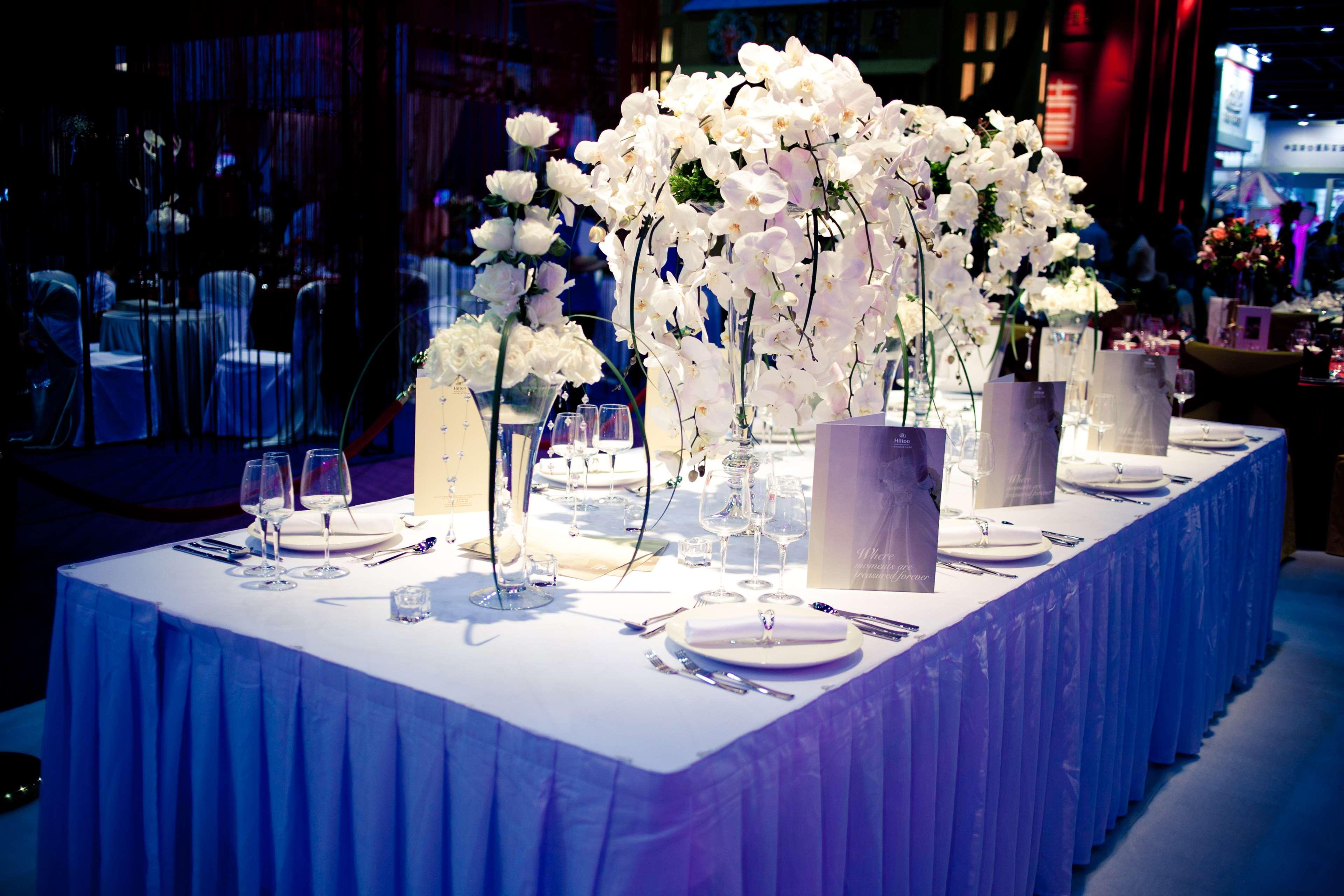 Hilton Guangzhou Tianhe - Free Shuttle Bus And Registration Counter Available During Canton Fair Period Exteriör bild A table set for a formal dinner