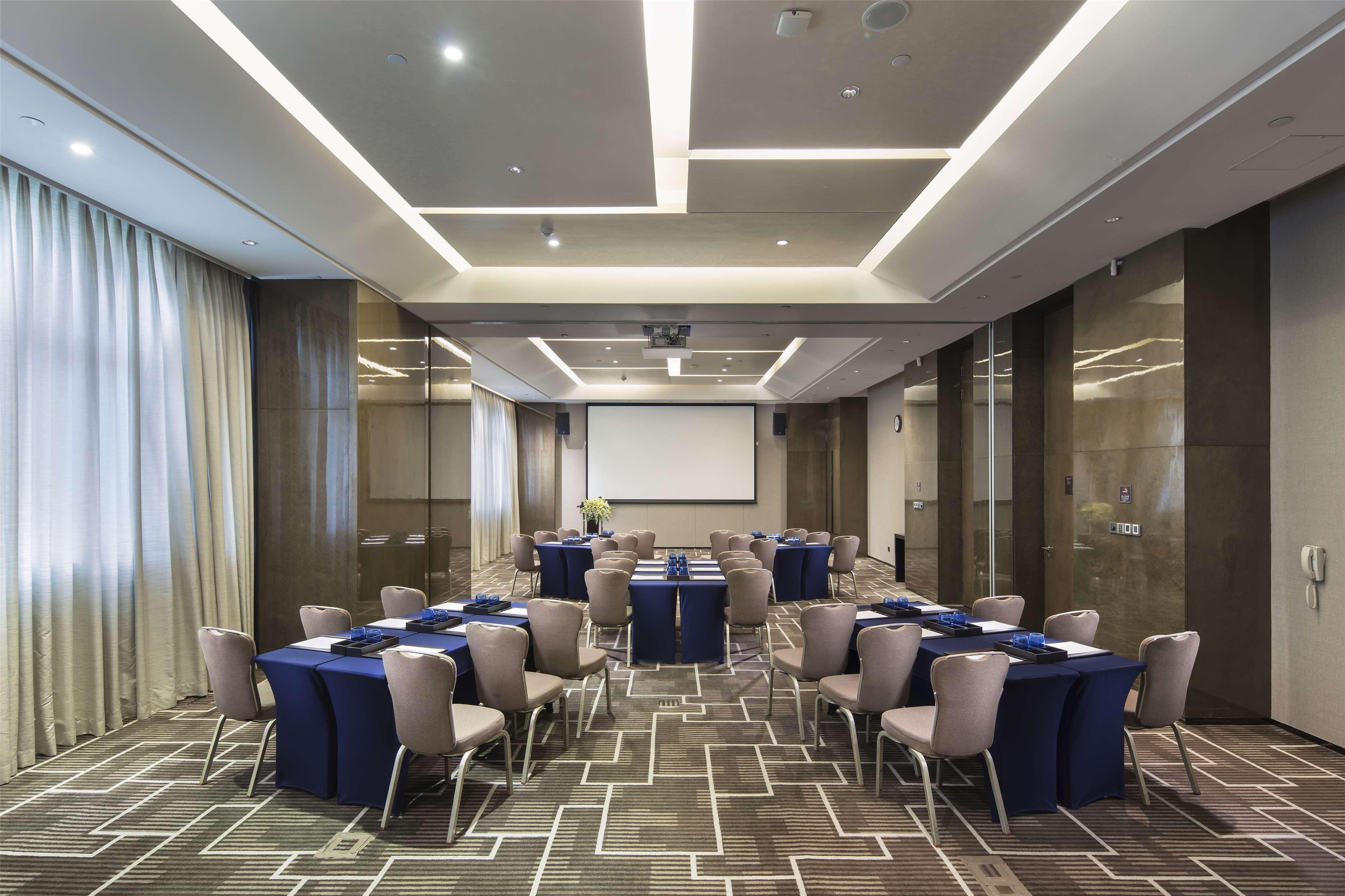 Hilton Guangzhou Tianhe - Free Shuttle Bus And Registration Counter Available During Canton Fair Period Exteriör bild Meeting room