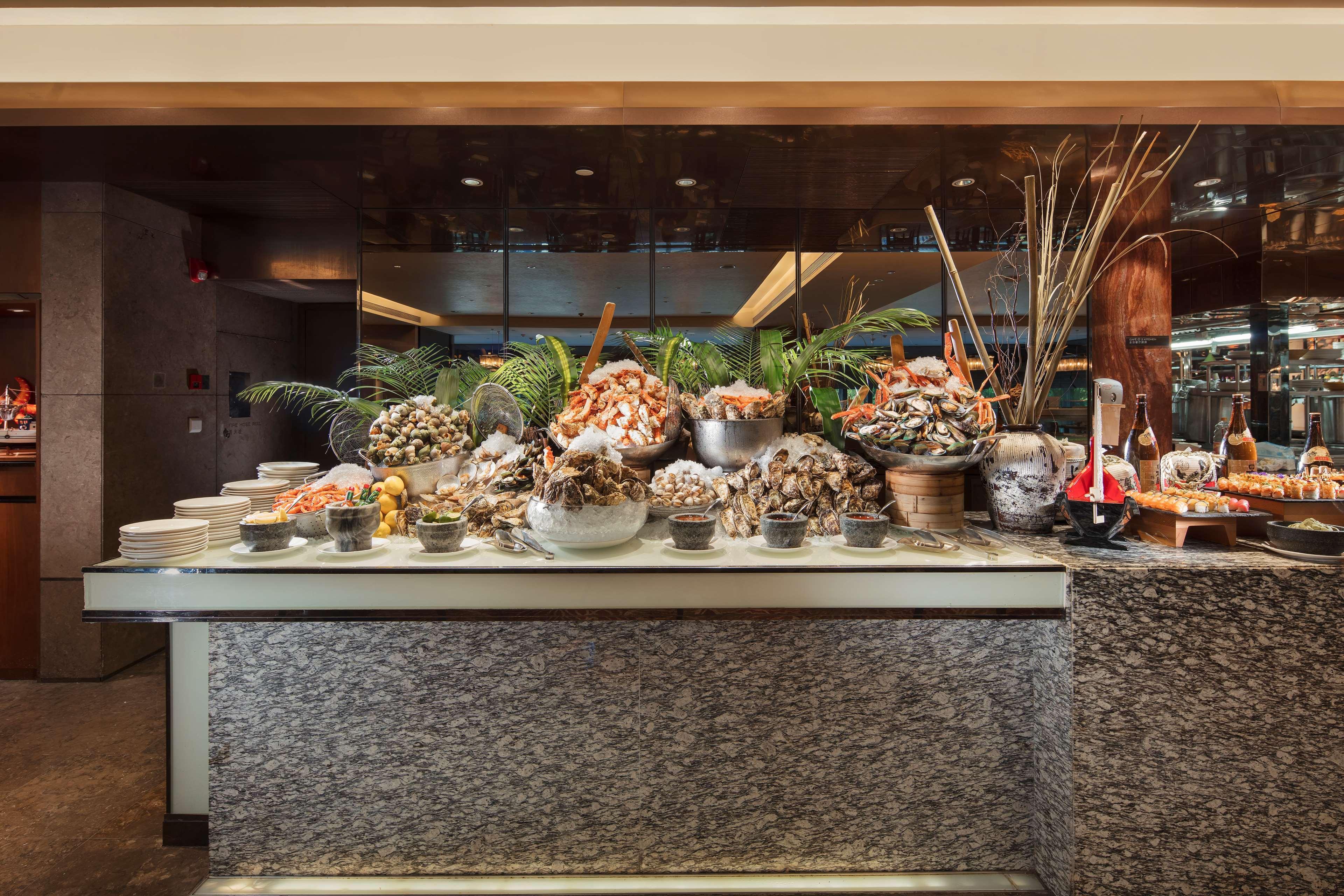 Hilton Guangzhou Tianhe - Free Shuttle Bus And Registration Counter Available During Canton Fair Period Exteriör bild Seafood display at the buffet