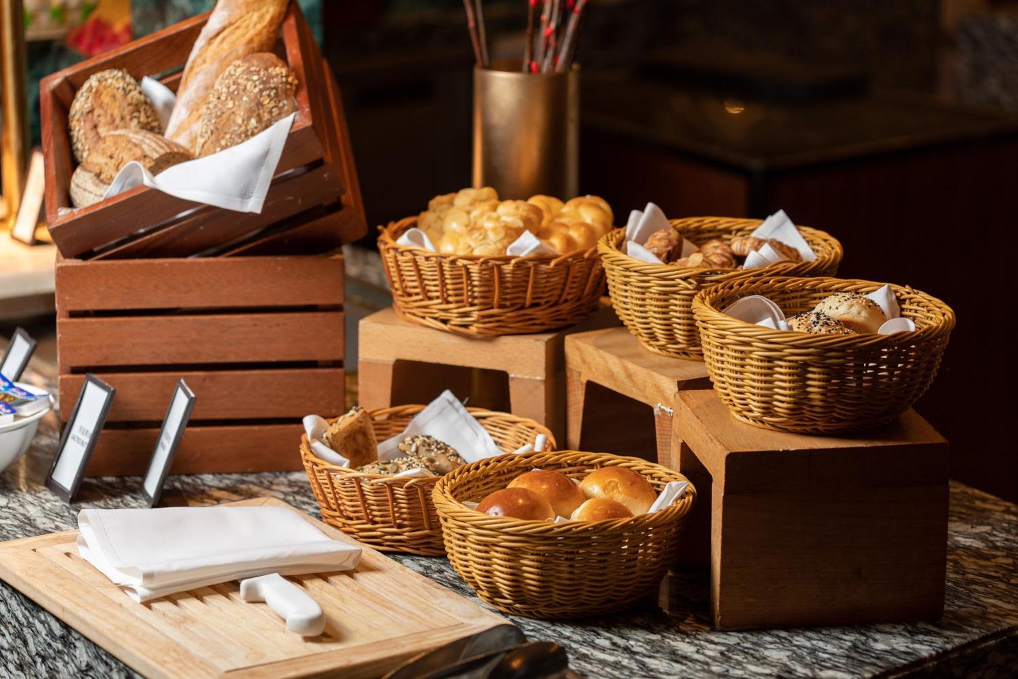 Hilton Guangzhou Tianhe - Free Shuttle Bus And Registration Counter Available During Canton Fair Period Exteriör bild Bread at a buffet