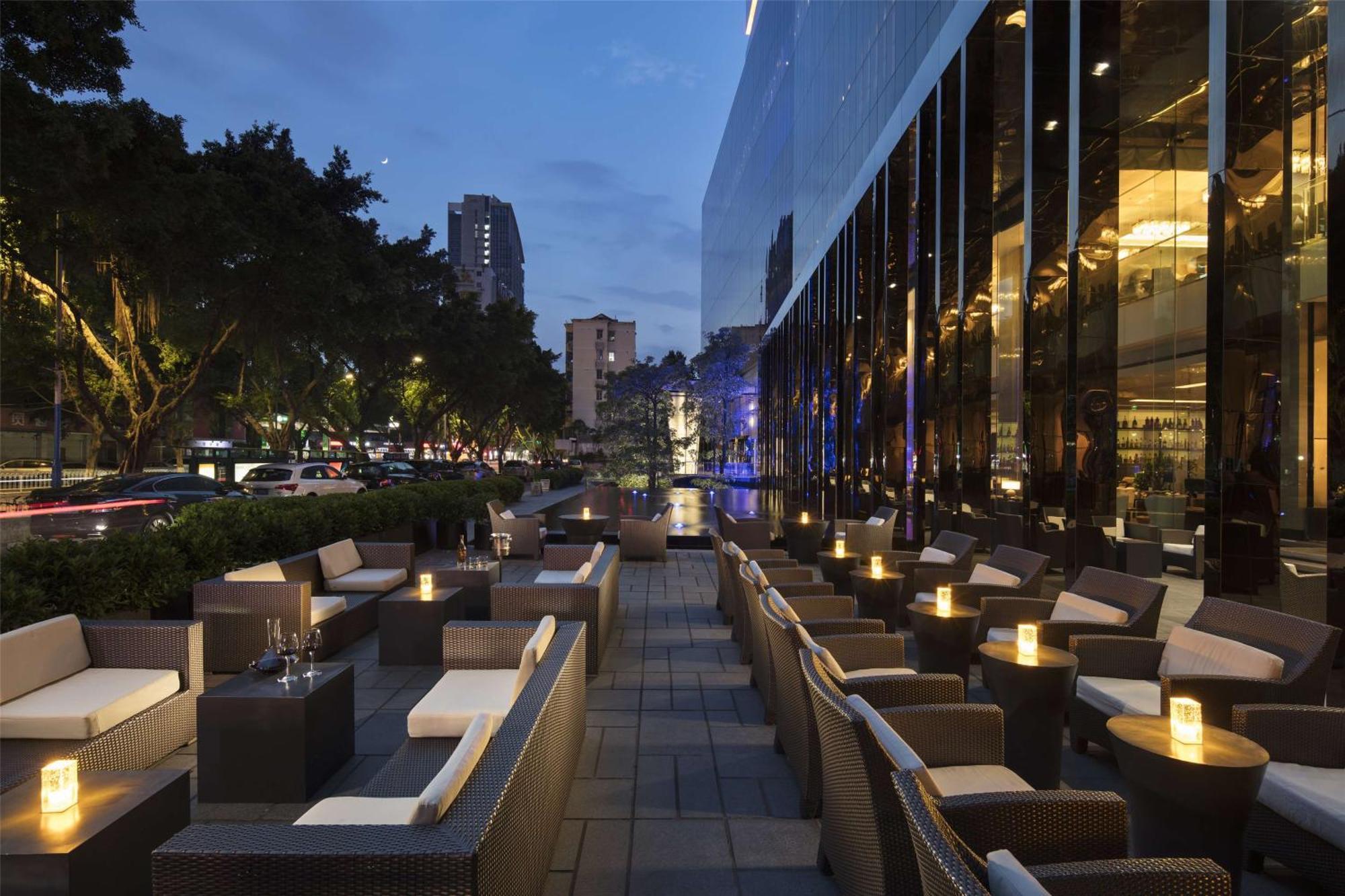 Hilton Guangzhou Tianhe - Free Shuttle Bus And Registration Counter Available During Canton Fair Period Exteriör bild The outdoor terrace at the bar
