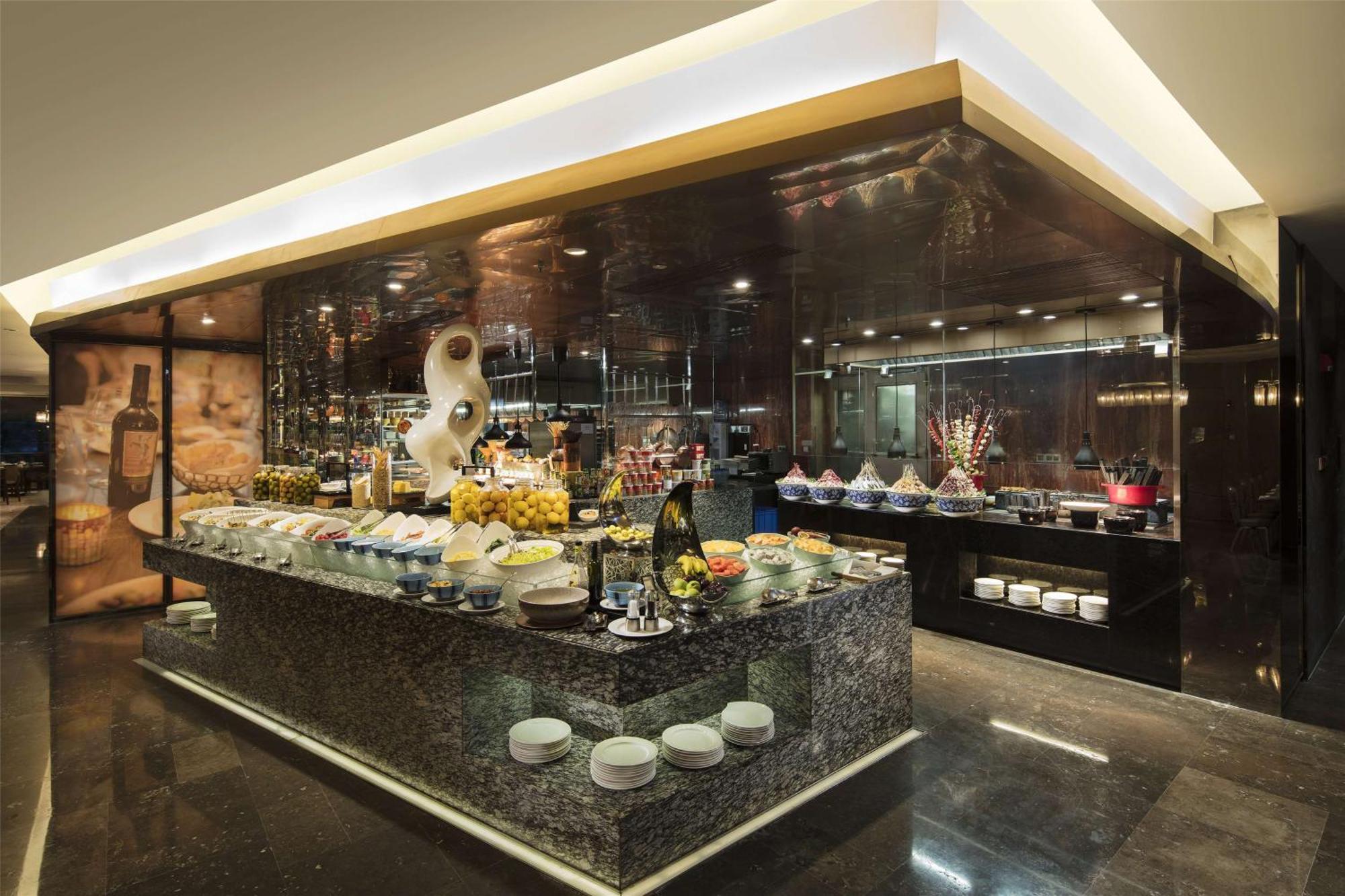 Hilton Guangzhou Tianhe - Free Shuttle Bus And Registration Counter Available During Canton Fair Period Exteriör bild The buffet at the lobby
