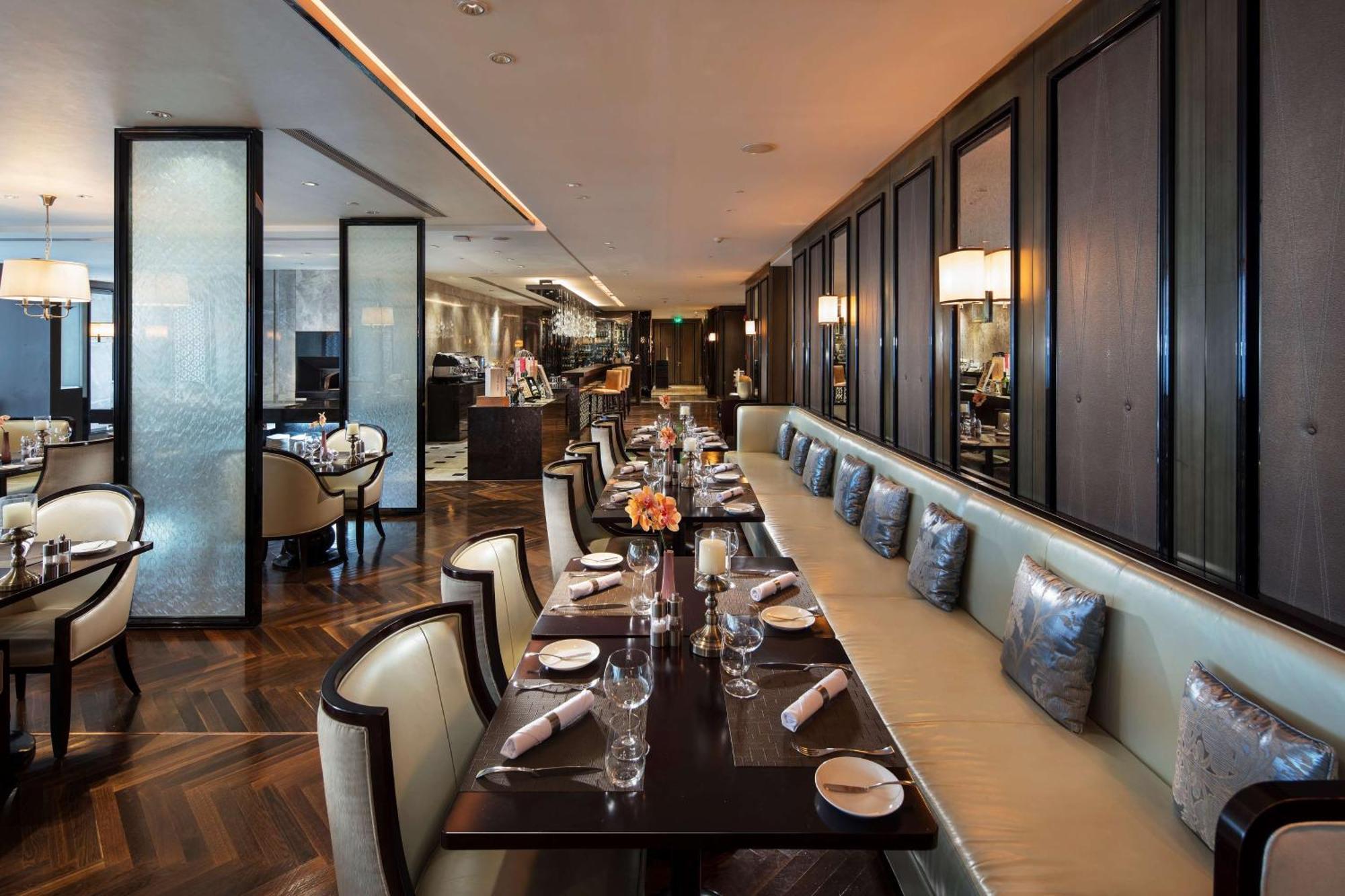 Hilton Guangzhou Tianhe - Free Shuttle Bus And Registration Counter Available During Canton Fair Period Exteriör bild The restaurant at The Dorchester