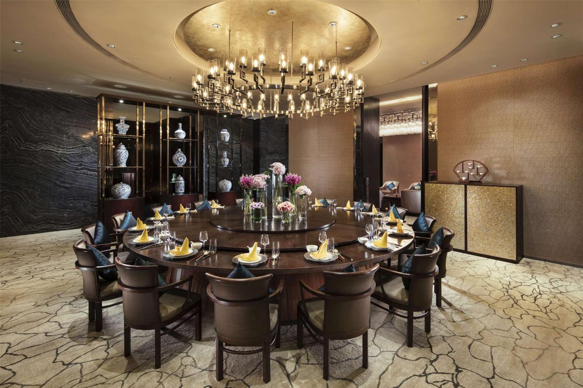 Hilton Guangzhou Tianhe - Free Shuttle Bus And Registration Counter Available During Canton Fair Period Exteriör bild A private dining room at the restaurant