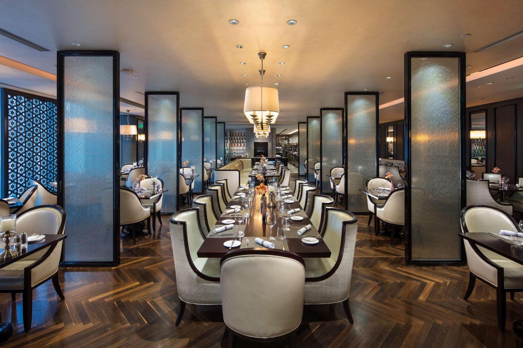 Hilton Guangzhou Tianhe - Free Shuttle Bus And Registration Counter Available During Canton Fair Period Exteriör bild The interior of the restaurant