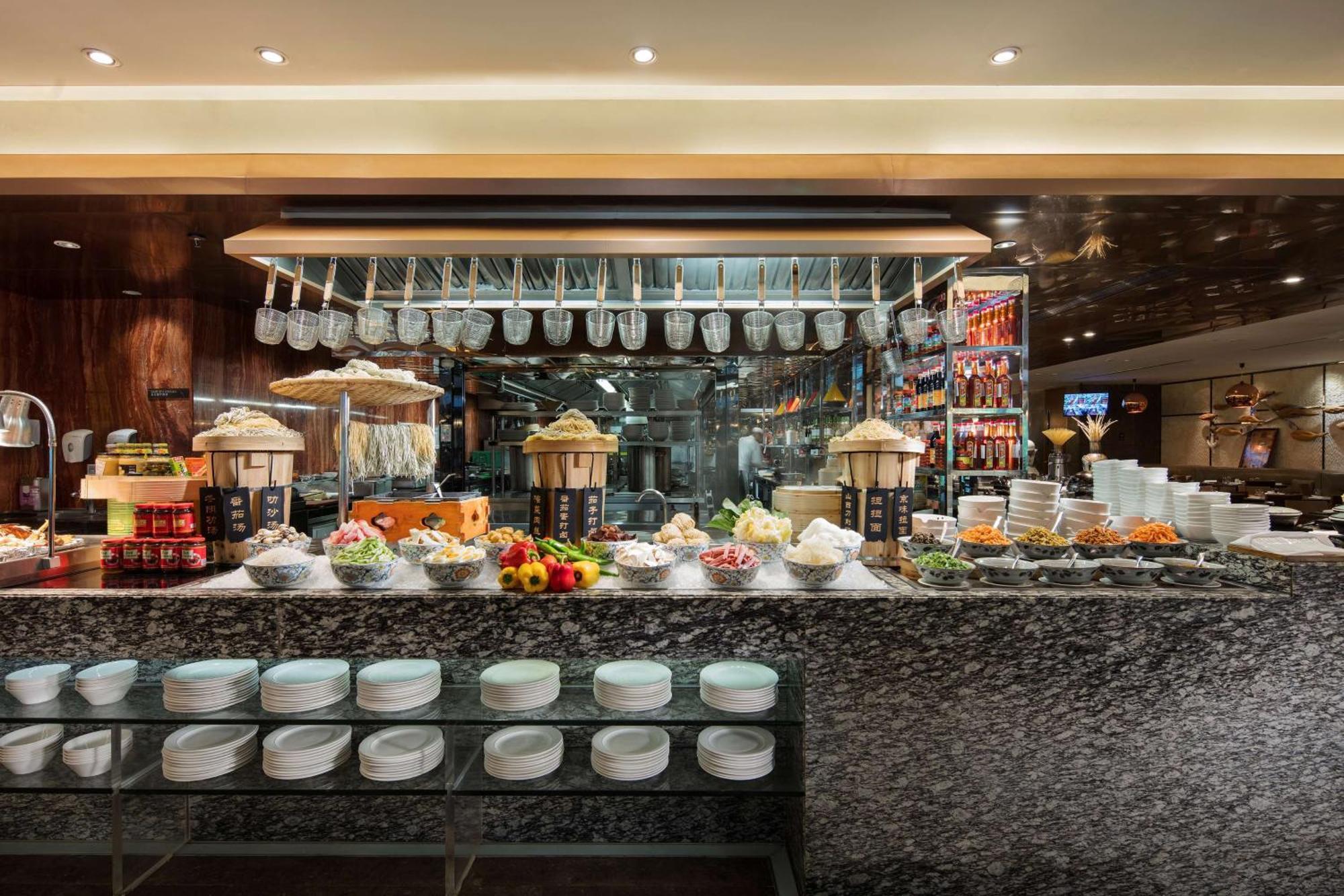 Hilton Guangzhou Tianhe - Free Shuttle Bus And Registration Counter Available During Canton Fair Period Exteriör bild A buffet at a hotel