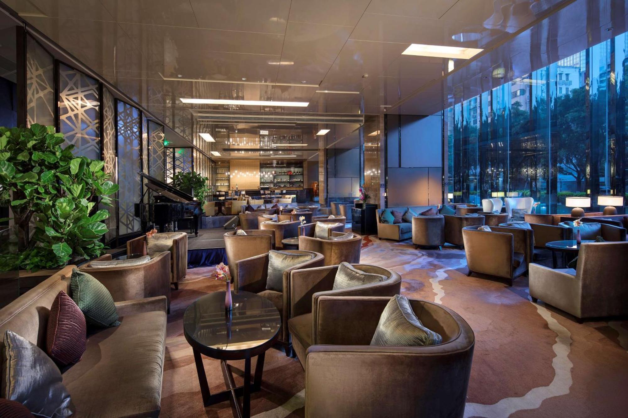 Hilton Guangzhou Tianhe - Free Shuttle Bus And Registration Counter Available During Canton Fair Period Exteriör bild The Club lounge at Hong Kong International Airport