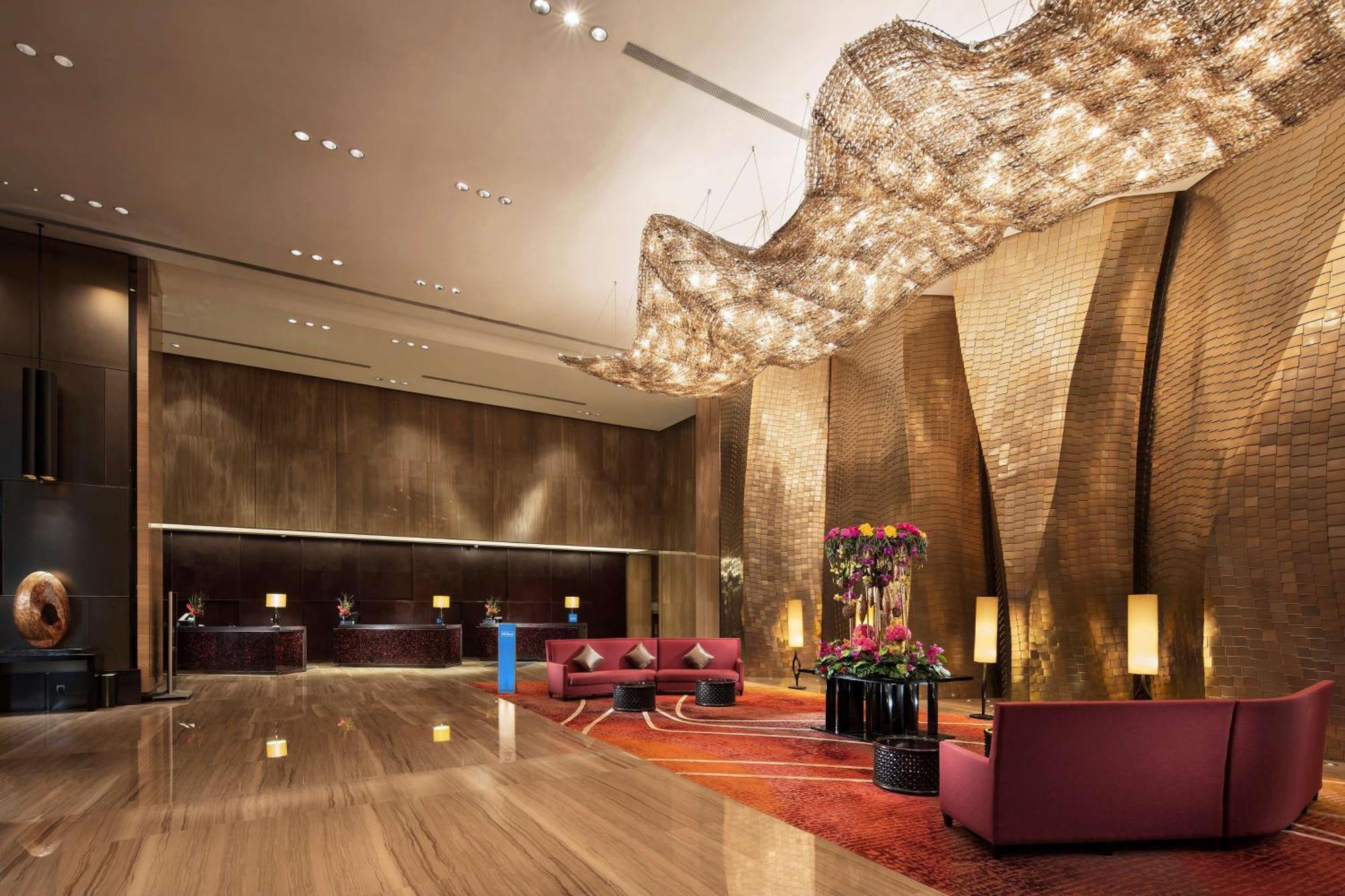 Hilton Guangzhou Tianhe - Free Shuttle Bus And Registration Counter Available During Canton Fair Period Exteriör bild The lobby of the hotel