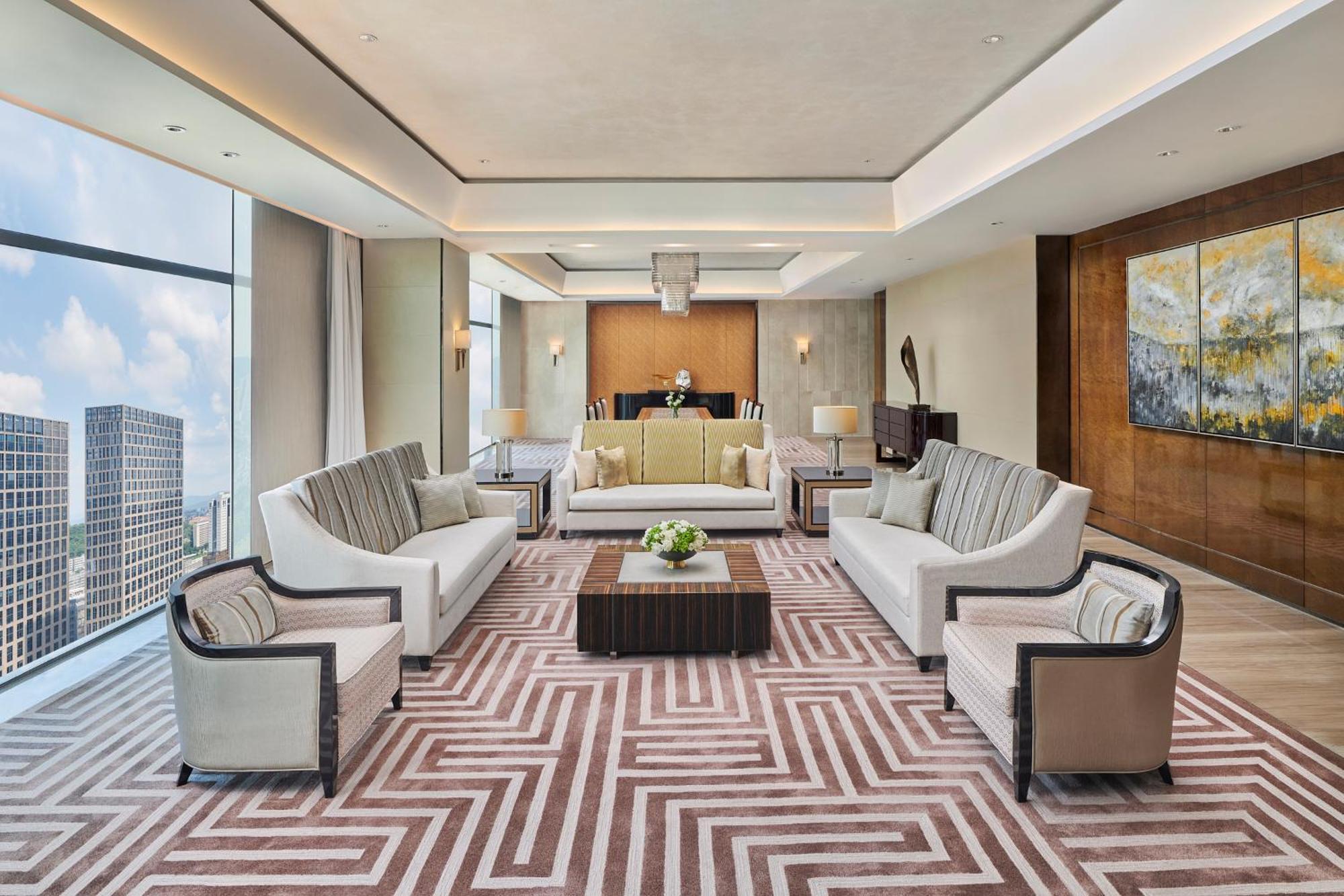 Hilton Guangzhou Tianhe - Free Shuttle Bus And Registration Counter Available During Canton Fair Period Exteriör bild The interior of a suite at the hotel