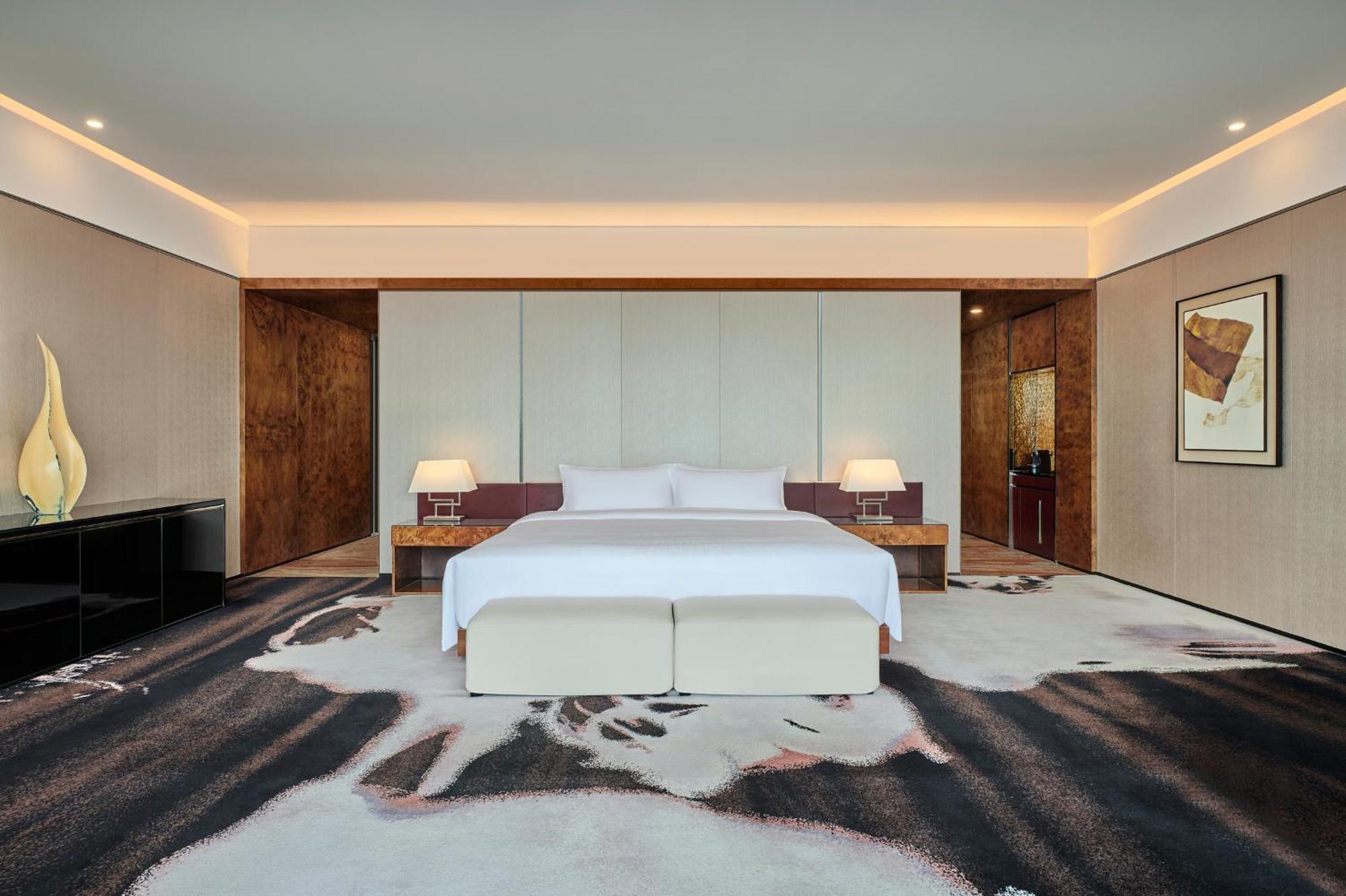 Hilton Guangzhou Tianhe - Free Shuttle Bus And Registration Counter Available During Canton Fair Period Exteriör bild A bedroom at the hotel