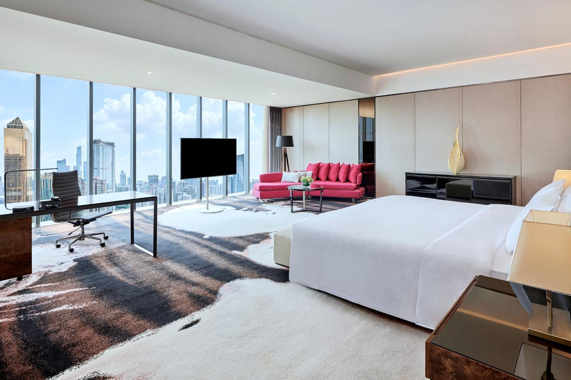 Hilton Guangzhou Tianhe - Free Shuttle Bus And Registration Counter Available During Canton Fair Period Exteriör bild A suite at the hotel