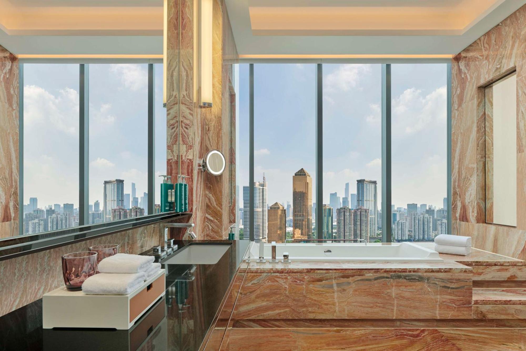 Hilton Guangzhou Tianhe - Free Shuttle Bus And Registration Counter Available During Canton Fair Period Exteriör bild